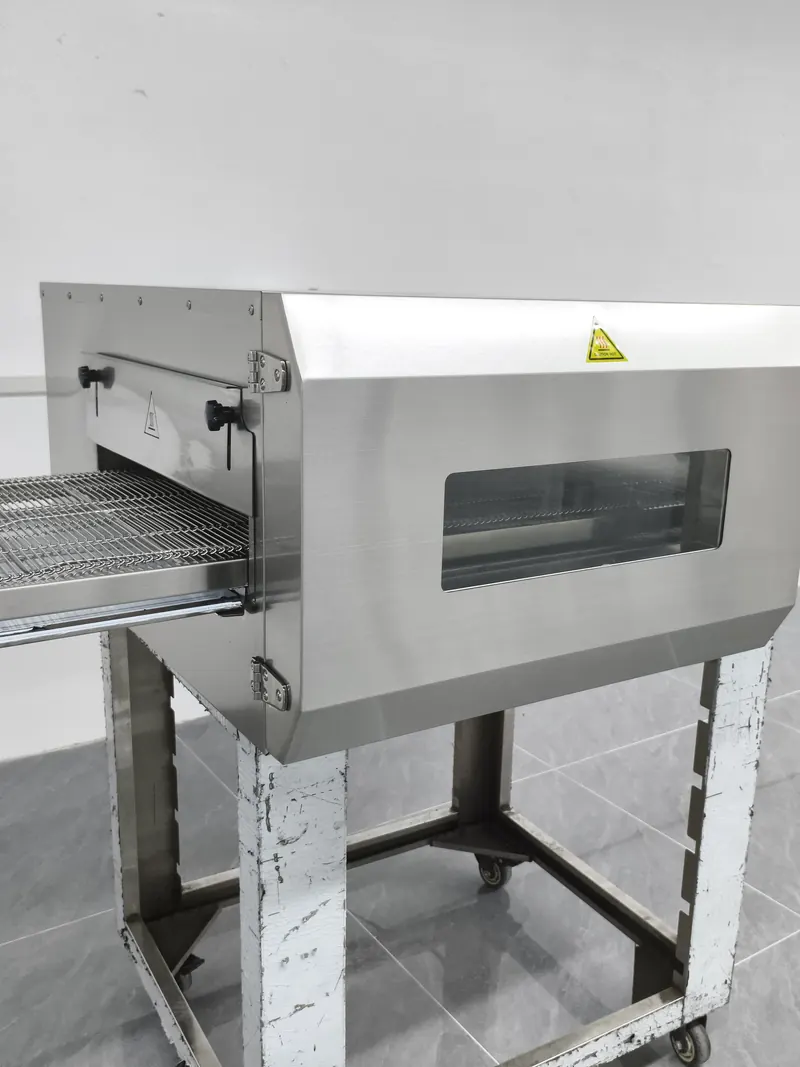 Commercial conveyor pizza oven for pizzerias and restaurants
