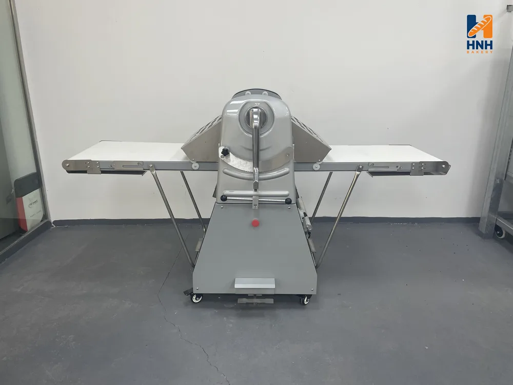 Vertical European style dough sheeter machine for professional bakeries